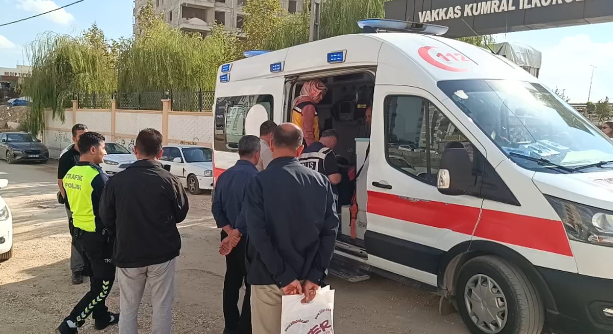 Besni\'de motosiklet 7 yaşındaki öğrenciye çarptı: 2 yaralı
