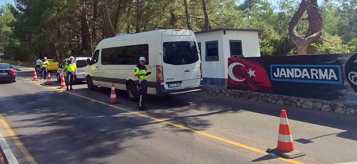 Jandarma Muğla\'da 22 bin 72 aracı denetledi, 233\'ü trafikten men edildi