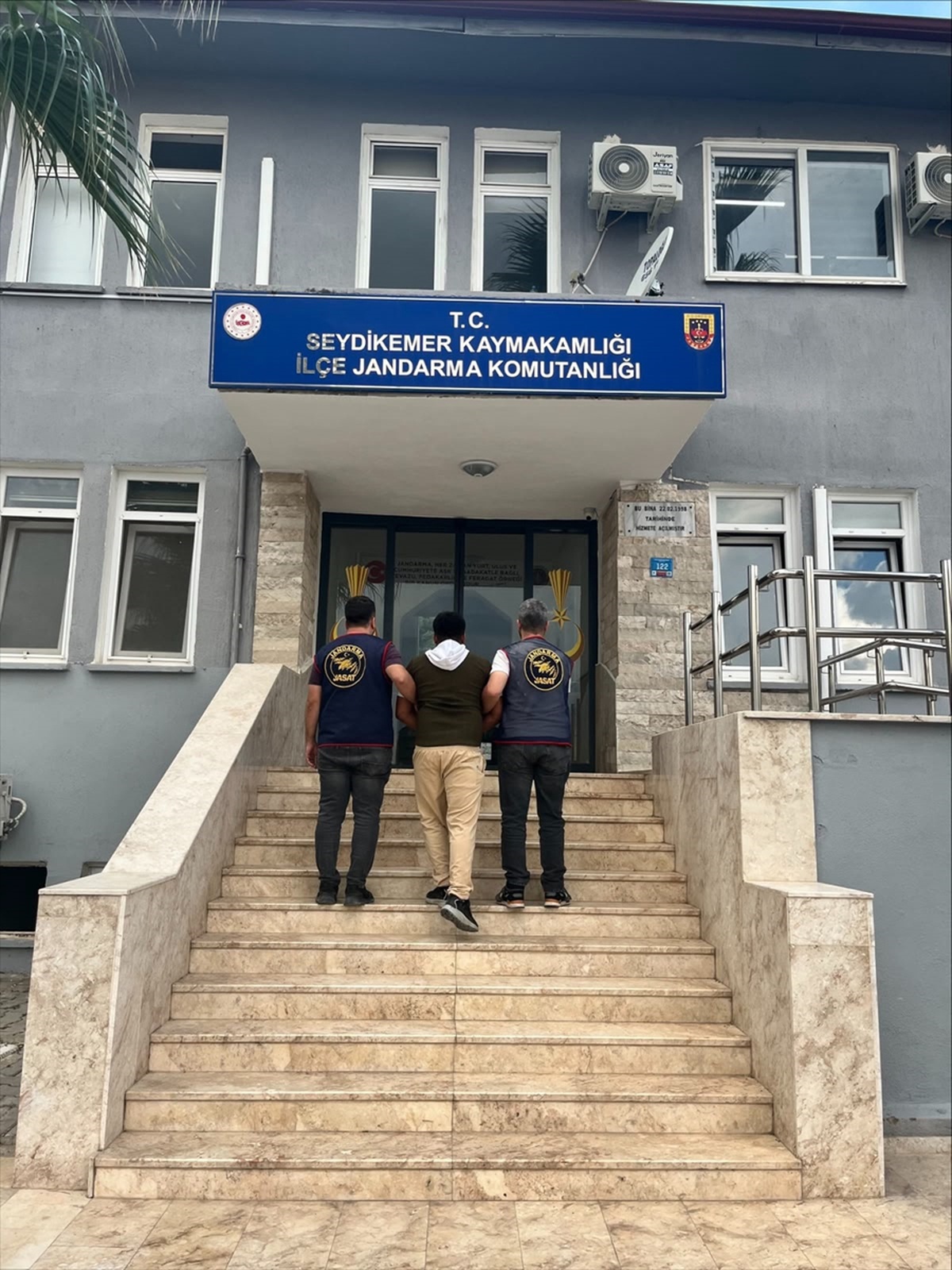 Muğla\'da jandarmanın operasyonlarında gözaltına alınan 5 şüpheli tutuklandı