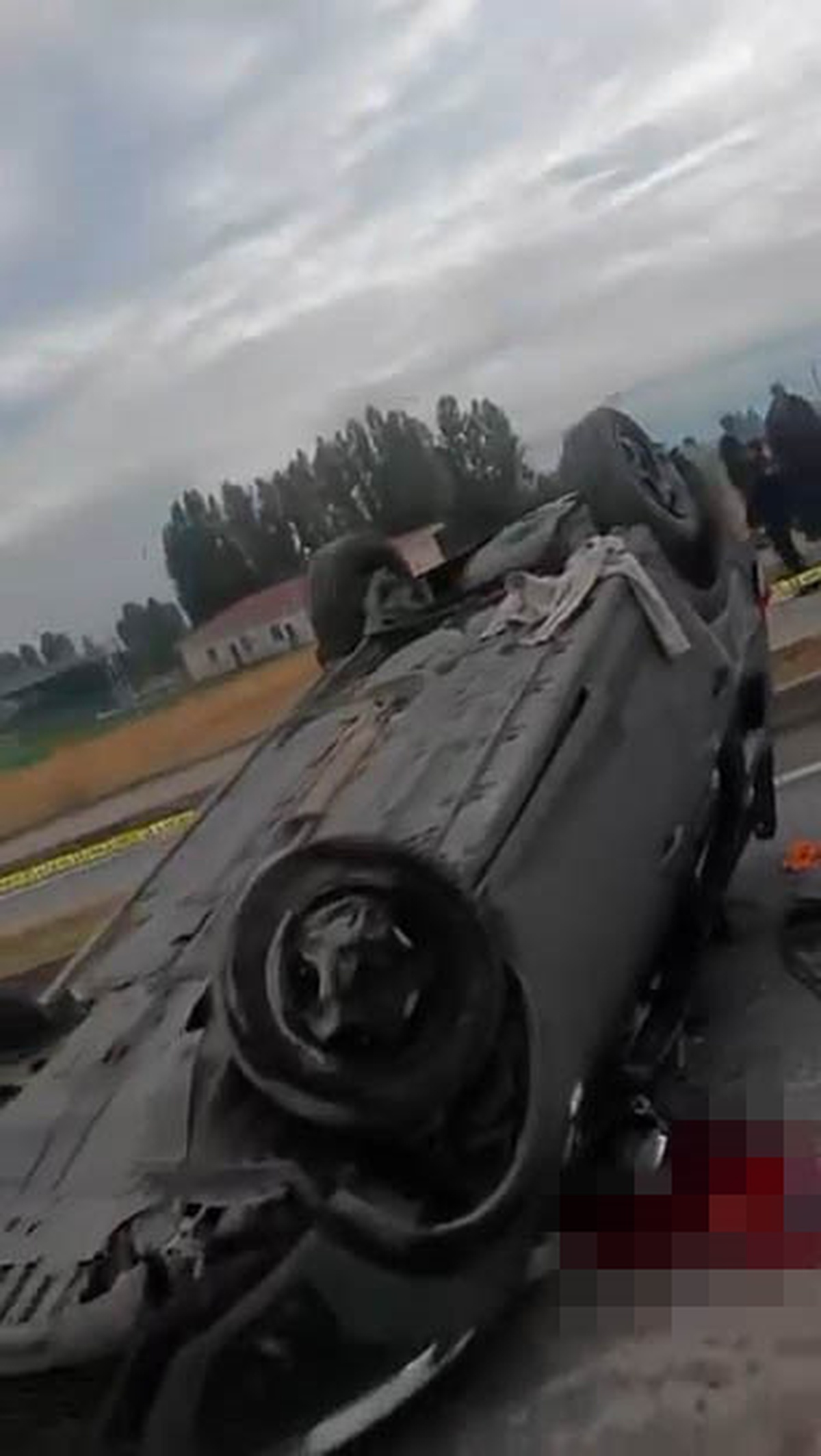 Muş Korkut\'ta refüje çarpıp takla atan otomobilde 1 kişi öldü, 3 kişi yaralandı
