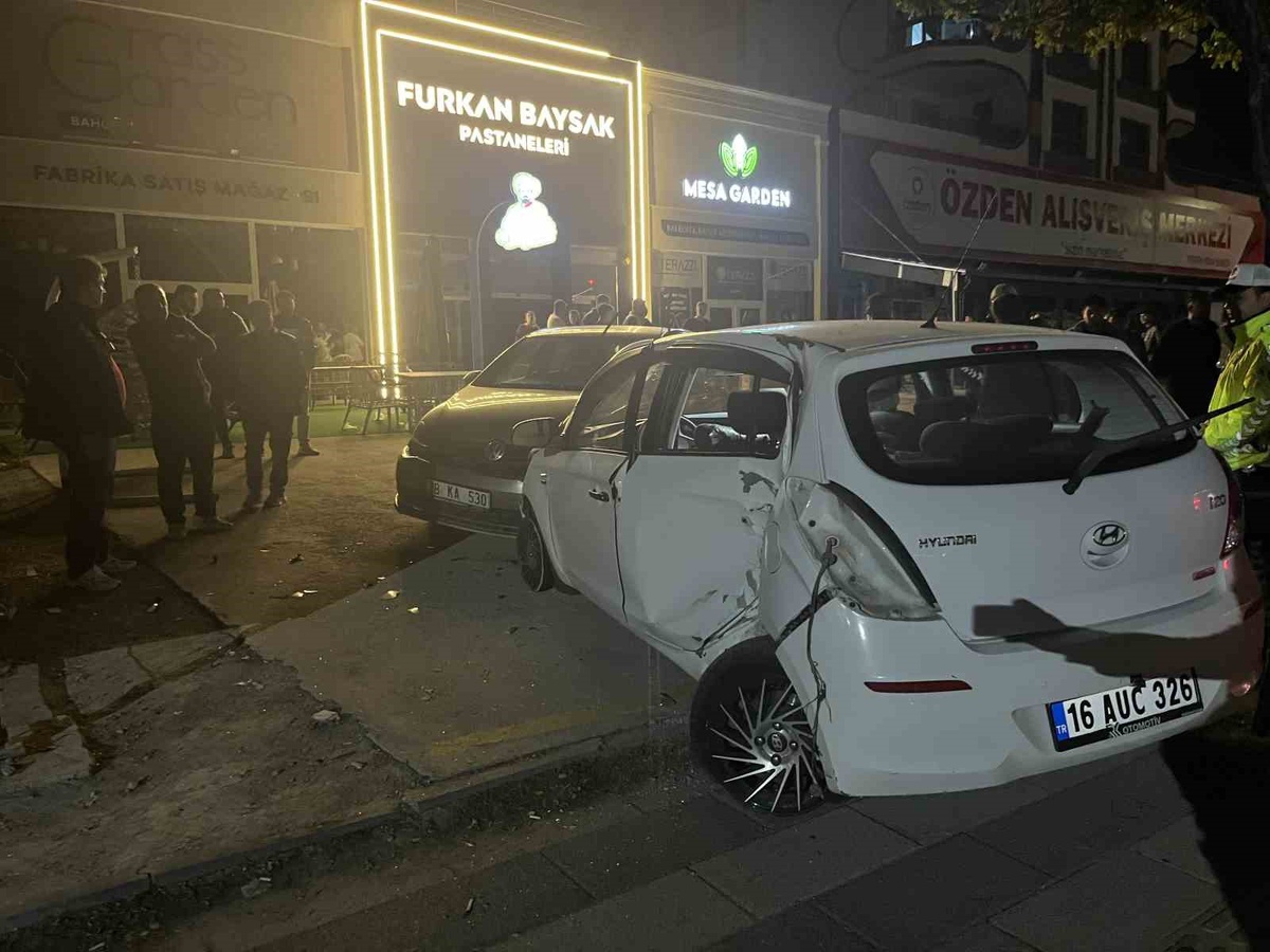 Niğde\'de kontrolden çıkan otomobil direğe ve park aracına çarptı, sürücü yaralandı