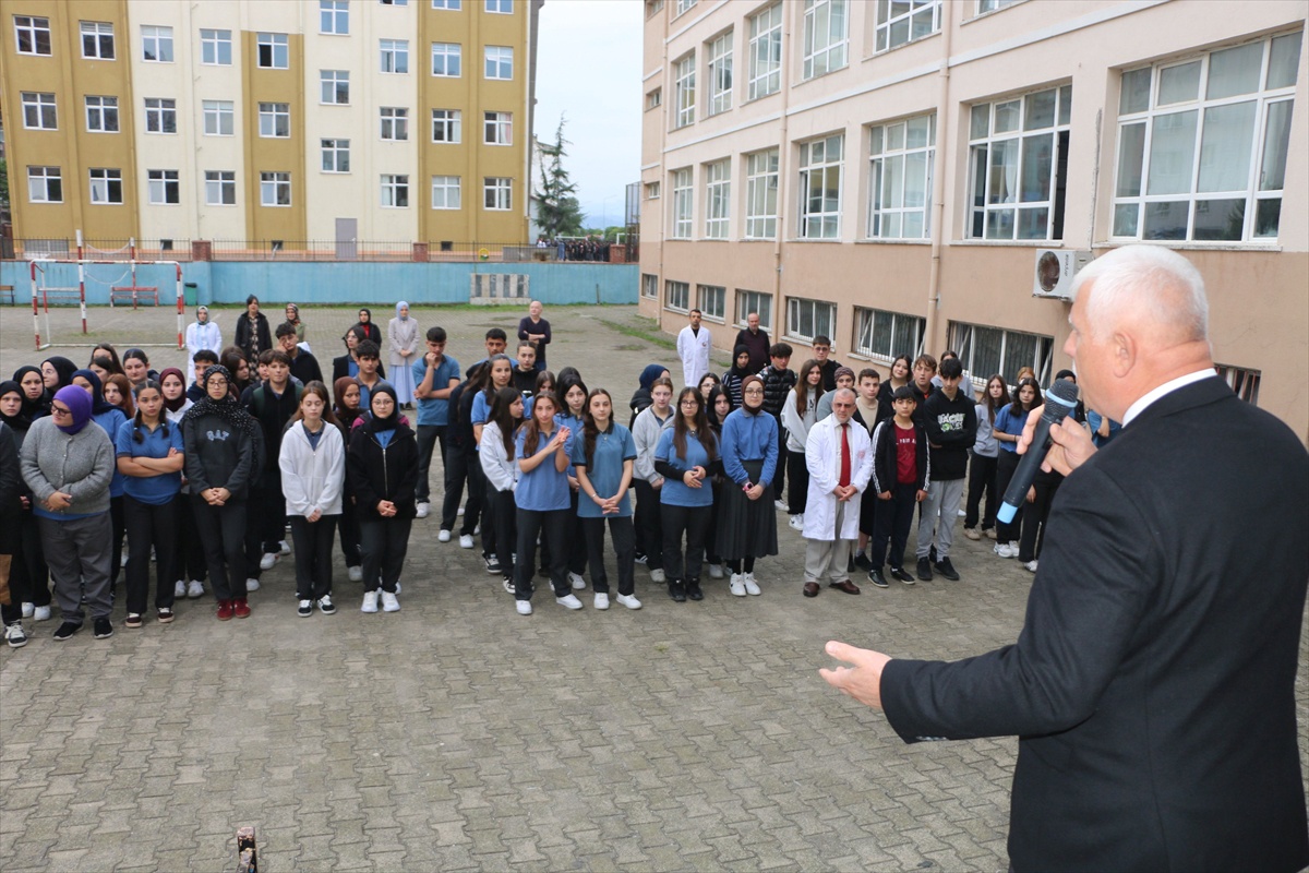 Of Milli Eğitim Müdürü Kabahasanoğlu öğrencilerle bayrak töreninde buluştu