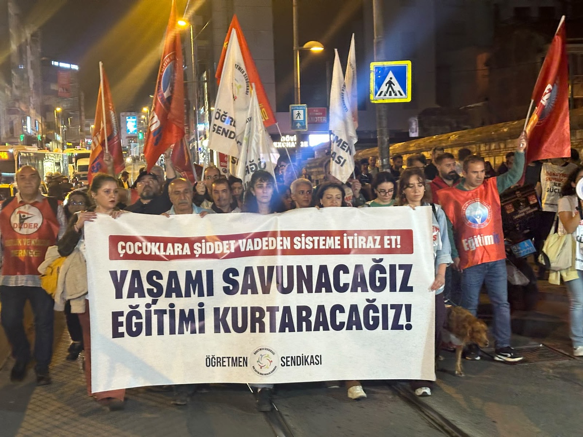 Öğretmenler Kadıköy\'de saldırıları protesto etti, 4 haftada 6 okulda saldırı var
