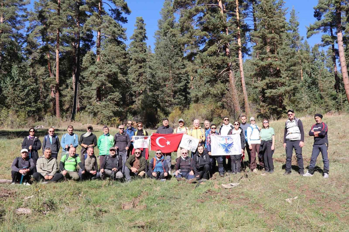 Oltu ve Erzurum doğaseverleri 15 km yürüyüp mantar topladı, rampada aracı itti
