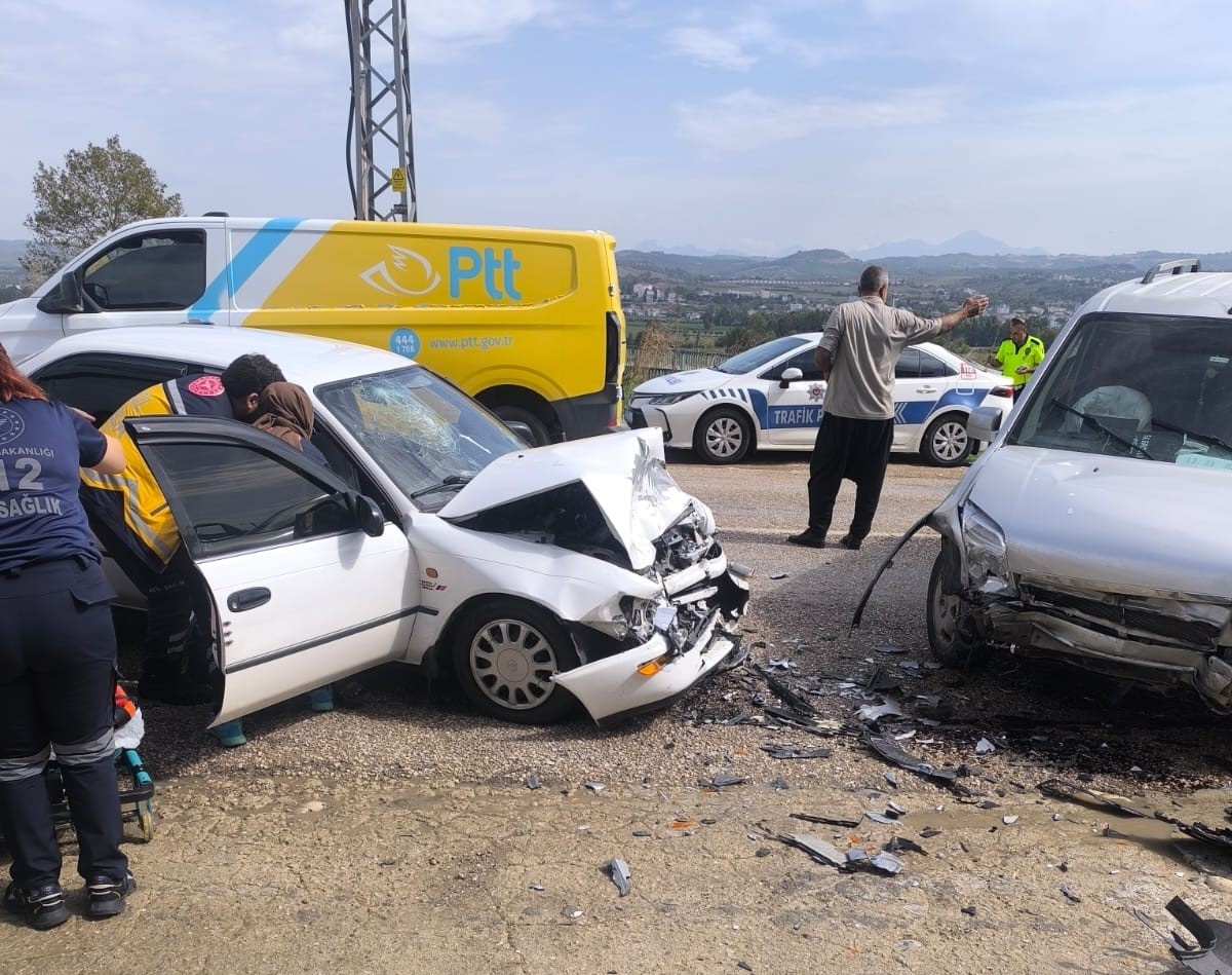 Osmaniye\'de hafif ticari araçla çarpışan otomobildeki 2 kişi yaralandı