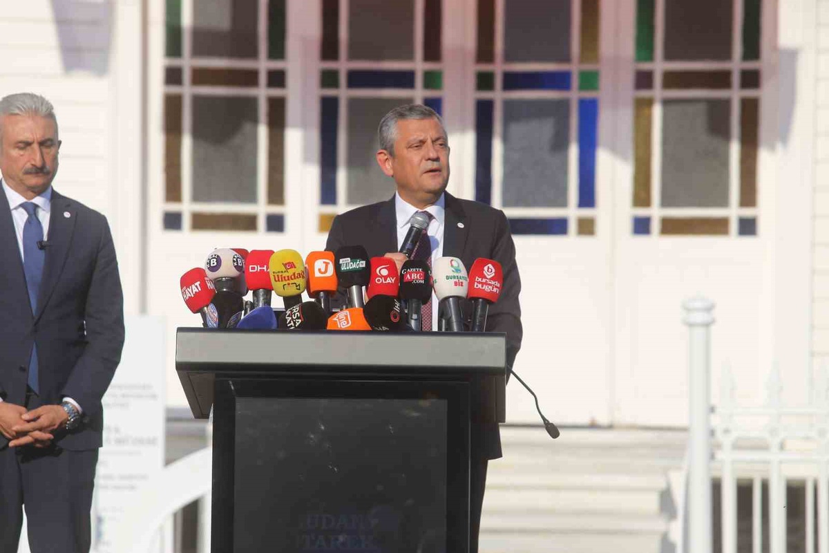 Özgür Özel, Mudanya\'da 104. yıl etkinliğinde Haberal\'a ödül verilen programa katıldı