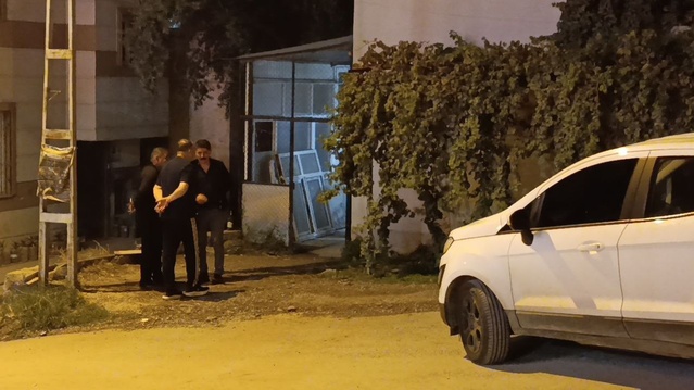 Adana Kozan'da kasklı saldırgan evin önünde M.K.'yi bacağından vurdu