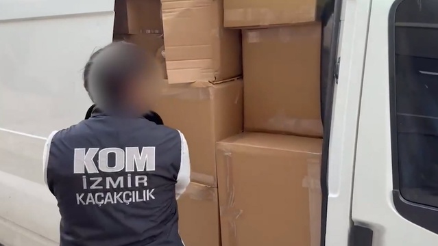 İzmir Bornova'da mobil depolu minibüste 1 milyon 100 bin kaçak makaron ele geçirildi