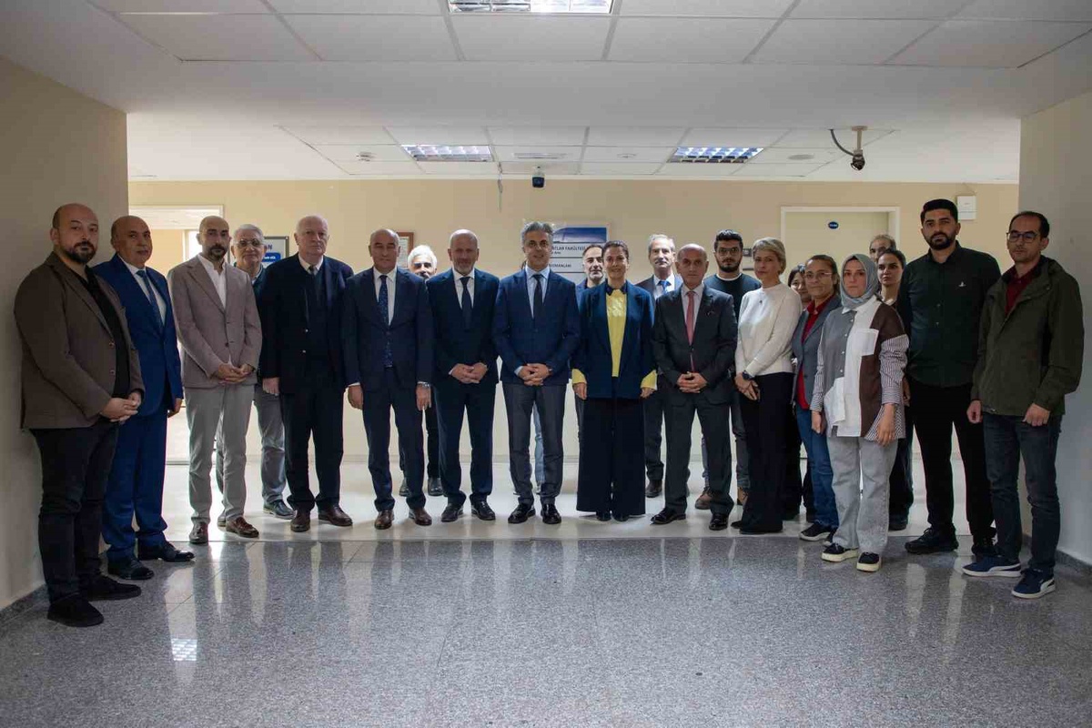 EBYÜ Güzel Sanatlar Fakültesinde dekanlık Prof. Dr. Abdulkadir Gül\'e devredildi