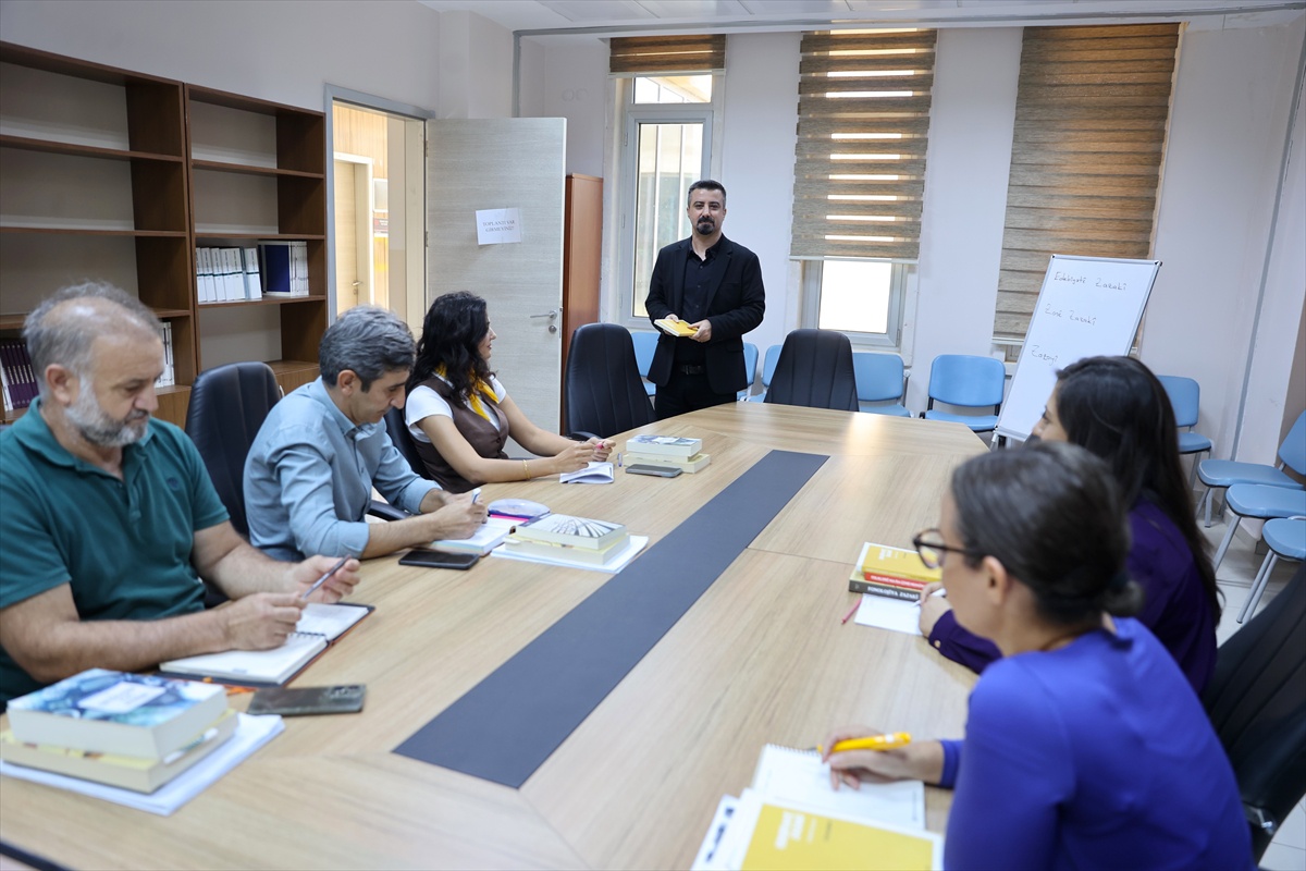 Zaza dili ve edebiyatı dosyasıyla profesör olan Akman, Türkiye\'de ilk akademisyen oldu