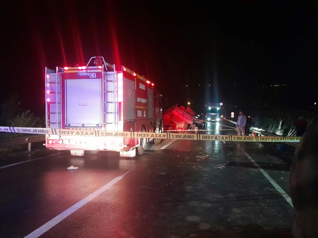 Sakarya Geyve'de tır, traktör ve aracın karıştığı kazada 2 kişi öldü, 2 yaralandı