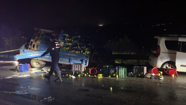 Sakarya Geyve'de tır, traktör ve aracın karıştığı kazada 2 kişi öldü, 2 yaralandı
