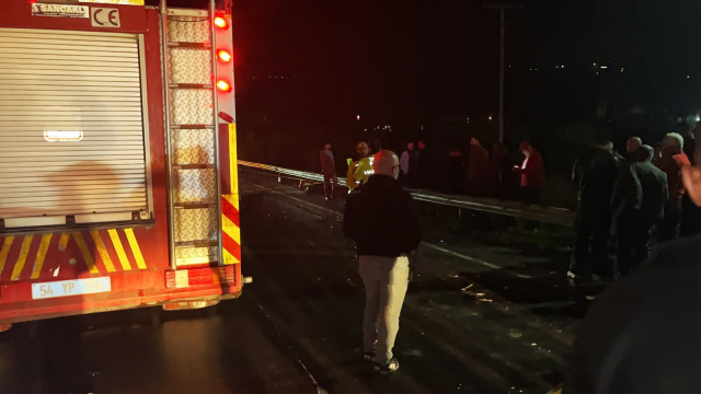 Sakarya Geyve'de tır, traktör ve aracın karıştığı kazada 2 kişi öldü, 2 yaralandı