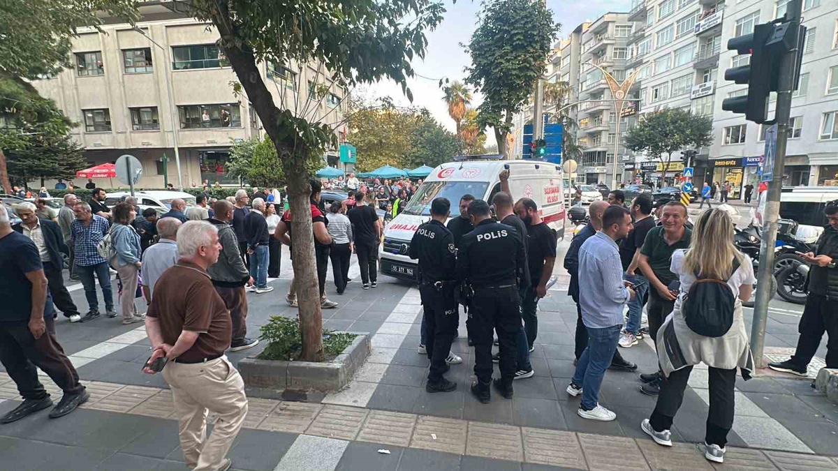 Samsun İlkadım\'da polis olası bıçaklamayı önledi, genç hastaneye kaldırıldı