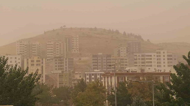 Şanlıurfa'da toz taşınımı görüş mesafesini azalttı, sürücüler uyarıldı