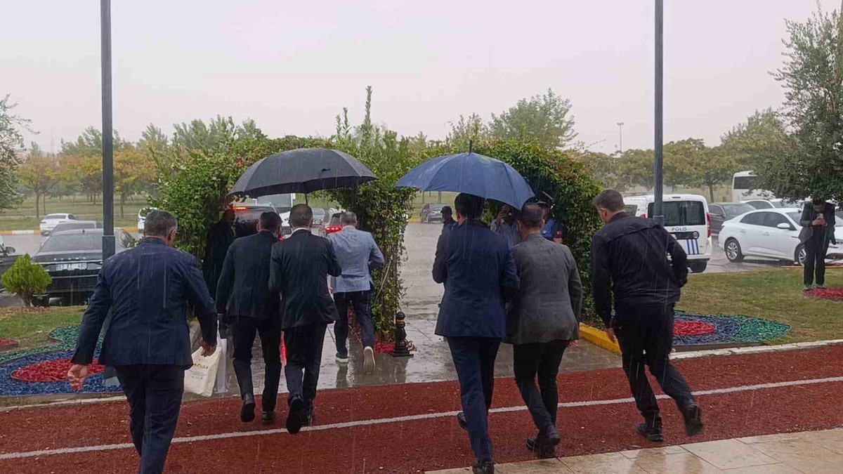Meteoroloji uyarısı sonrası Şanlıurfa\'da yağmur başladı, 4 gün sürmesi bekleniyor.