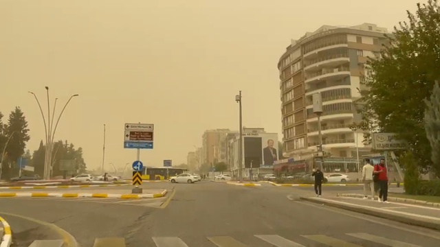 Şanlıurfa'da toz bulutu görüş mesafesini düşürdü