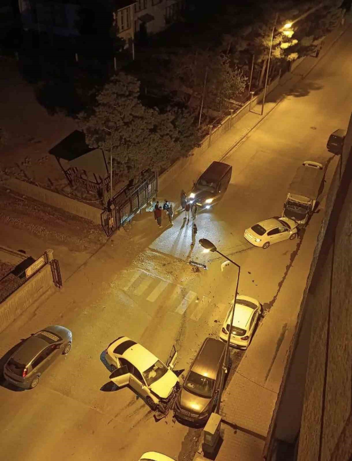 Siirt\'te iki otomobil çarpıştı, park halindeki 2 araç dahil 4 araçta hasar oluştu