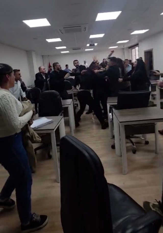 Silopi meclisinde tartışma kavgaya dönüştü, başkan yardımcısına saldırı iddia edildi