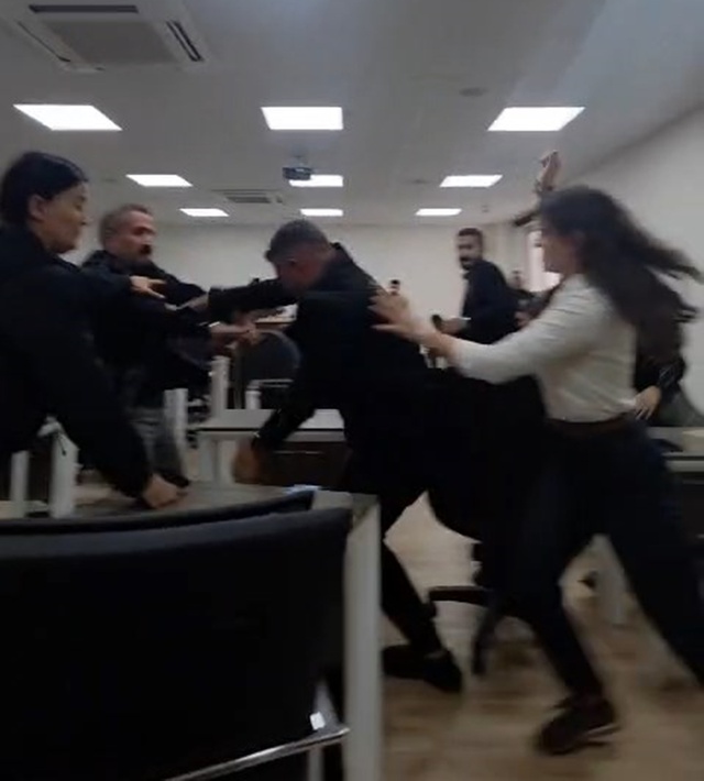 Boks ringi değil, belediye meclisi! Tekme tokat birbirlerine girdiler