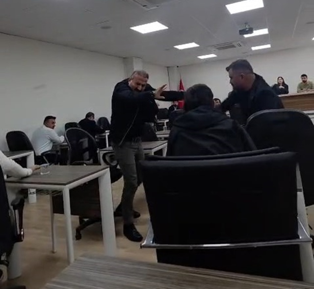 Boks ringi değil, belediye meclisi! Tekme tokat birbirlerine girdiler