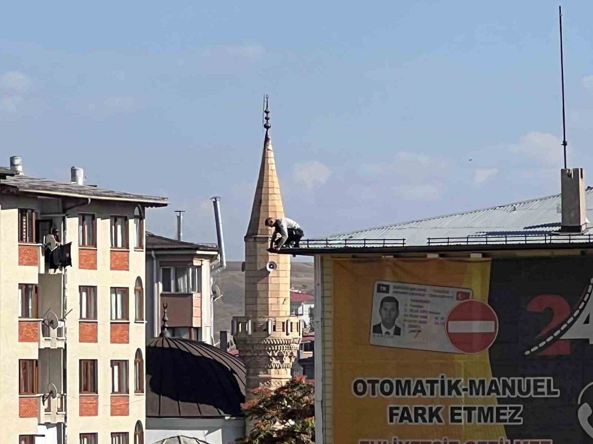Sivas Dikilitaş\'ta çatı oluğu tamir eden işçiler güvenlik önlemi almadan çalıştı