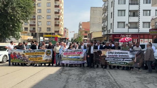 Şanlıurfa Suruç'ta çiftçiler artan girdi maliyetlerini traktörlerle protesto etti