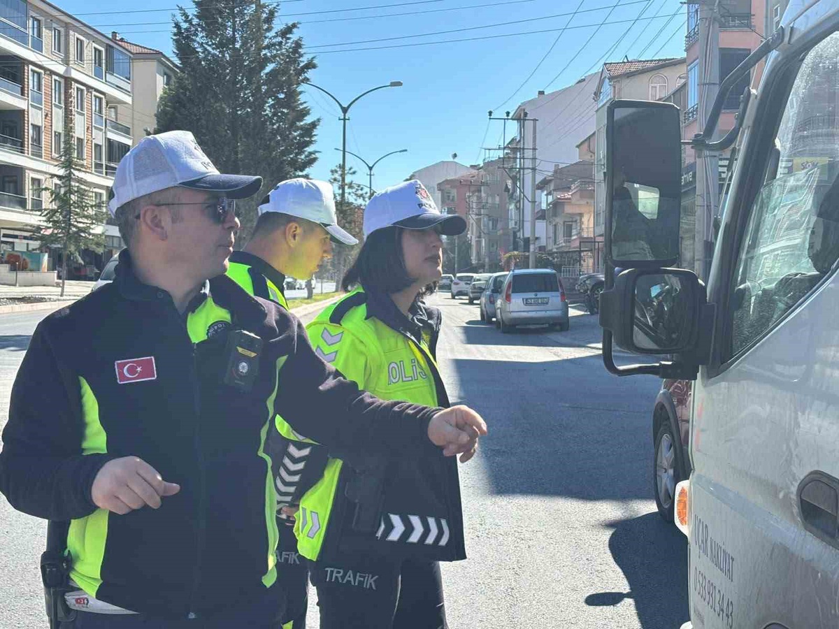 Kütahya Tavşanlı\'da trafik polisi ehliyet ve ruhsat denetiminde sürücülere ceza kesti