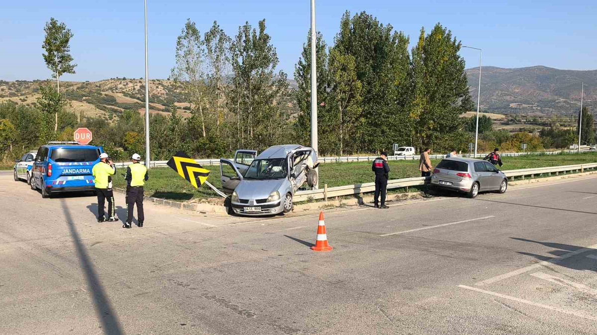 Tokat-Niksar yolunda Almus kavşağında çarpışan iki otomobilde 4 kişi yaralandı