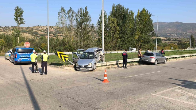 Tokat-Niksar yolunda Almus kavşağında çarpışan iki otomobilde 4 kişi yaralandı