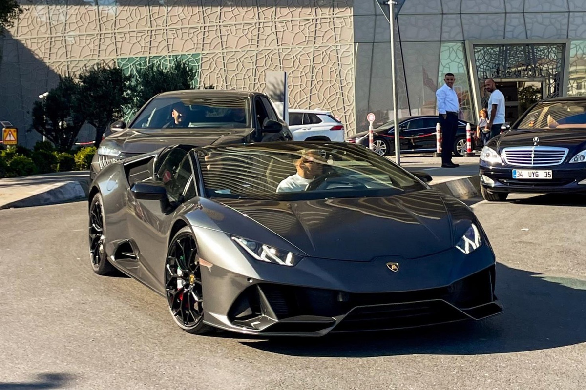 Torreira, Barcelona maçı öncesi 56,5 milyon TL’lik Lamborghini ile görüntülendi