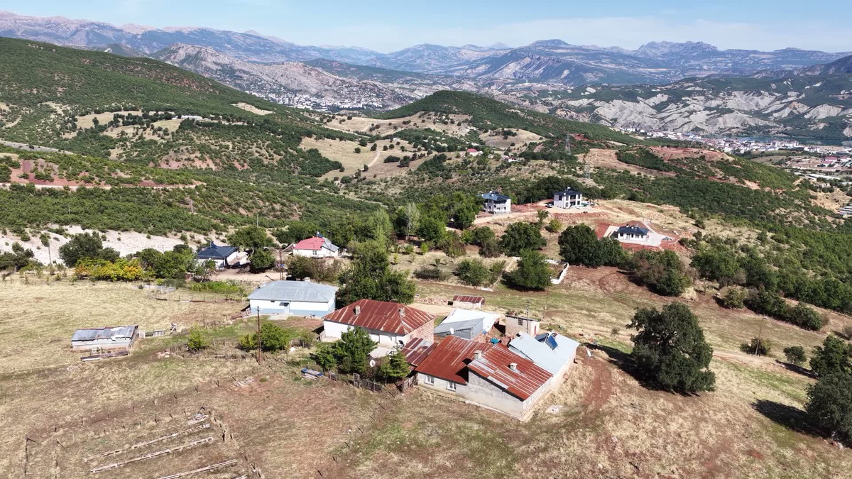 Tunceli\'de bozuk yol Kuru Sipi sakinlerini mağdur ediyor, taksi gelmiyor