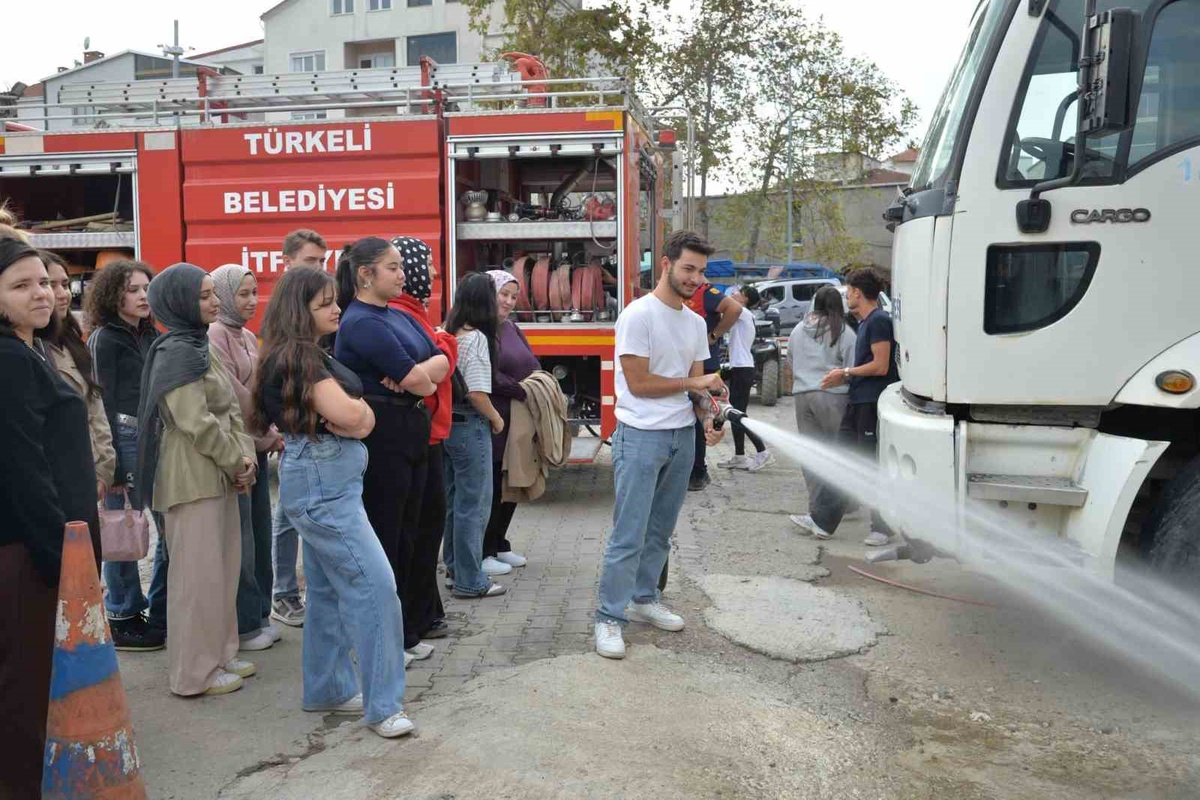 Türkeli Meslek Yüksekokulu öğrencilerine itfaiyeden uygulamalı yangın eğitimi verildi
