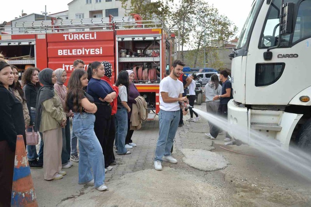 Türkeli Meslek Yüksekokulu öğrencilerine itfaiyeden uygulamalı yangın eğitimi verildi