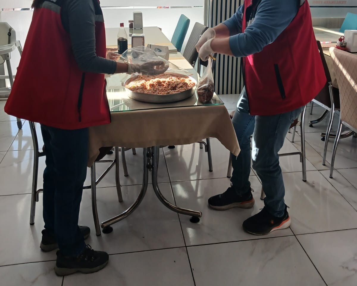 Uşak Tarım ekipleri et ürünlerinden aldığı numuneleri Bakanlık laboratuvarına yolladı