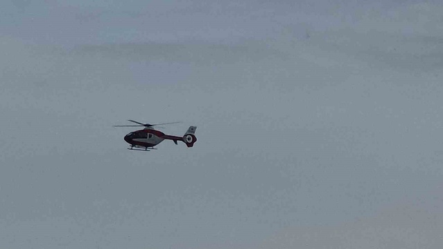 Van Bahçesaray'da yüksekten düşen yaralı, helikopter ambulansla Van'a sevk edildi