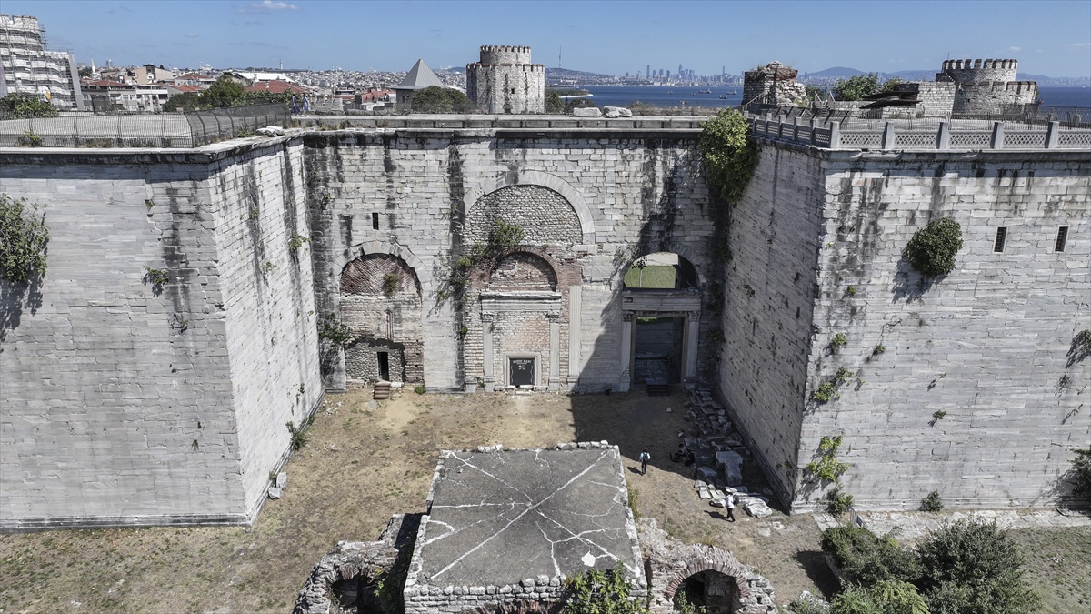 Yedikule Hisarı\'nın parçası olan 1600 yıllık Altın Kapı giriş işlevini kaybetti