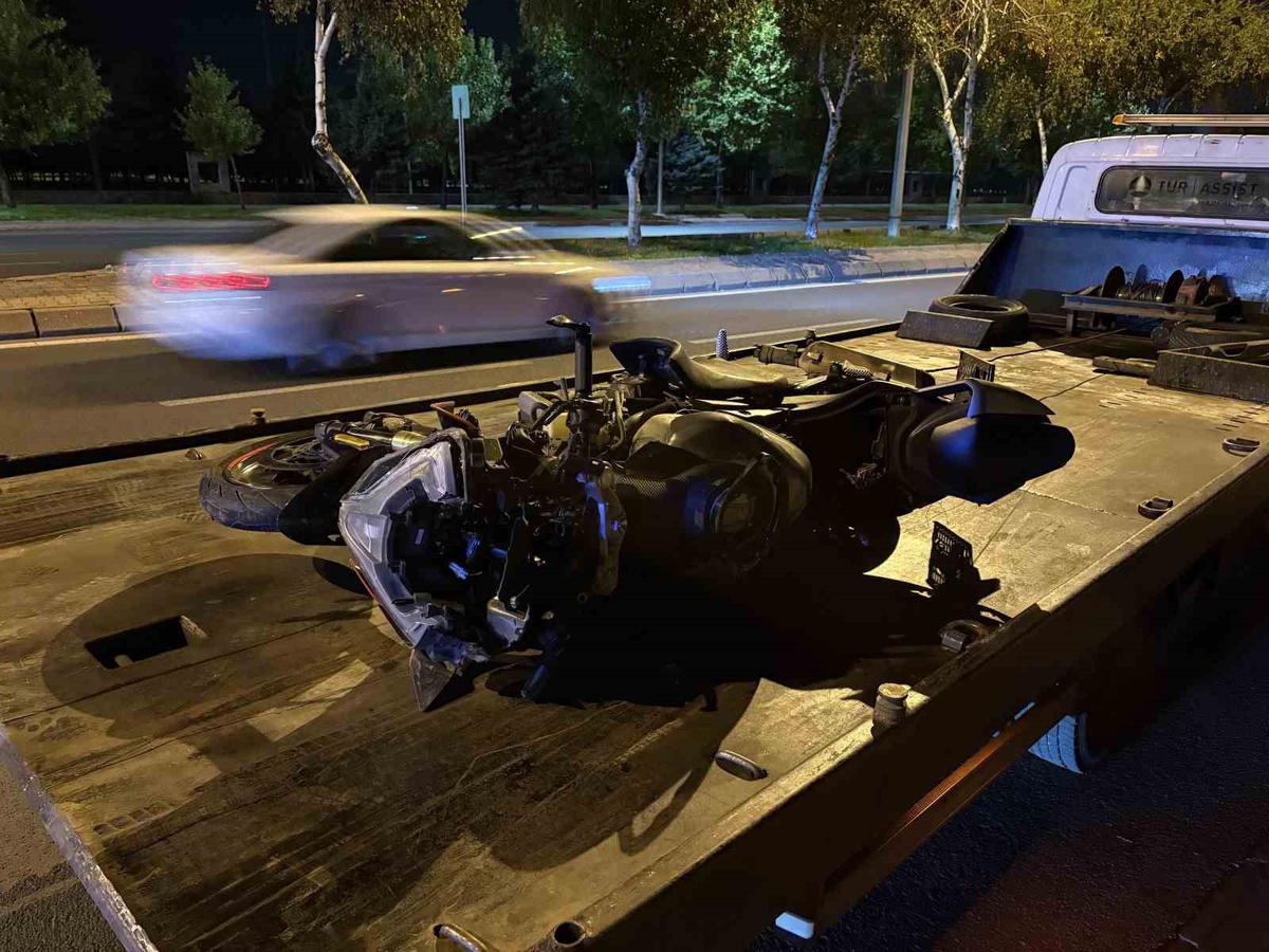 Kayseri\'de otomobile çarpan motosiklet 50 metre sürüklendi, sürücüsü hastanede öldü