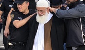 69 yaşındaki yazar, DEAŞ operasyonunda ters kelepçeyle gözaltına alındı! Görüntülere soruşturma başlatıldı