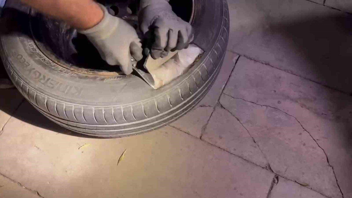 Adana\'da otomobilde gizlenmiş 110 bin captagon hap bulundu, şüpheli tutuklandı.
