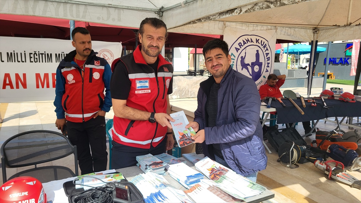 Adıyaman\'da afet risklerine dikkat çekmek için Yeni Kent Meydanı\'nda stantlar açıldı