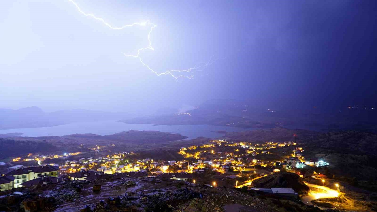 Adıyaman Gerger\'de şimşekler geceyi aydınlatarak görsel şölen sundu