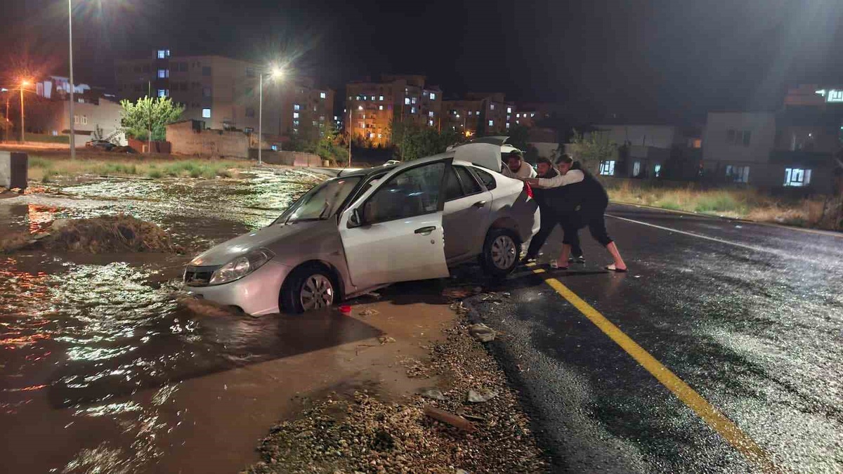 Adıyaman Kahta\'da sağanakta sel suyuna giren otomobil caddede mahsur kaldı