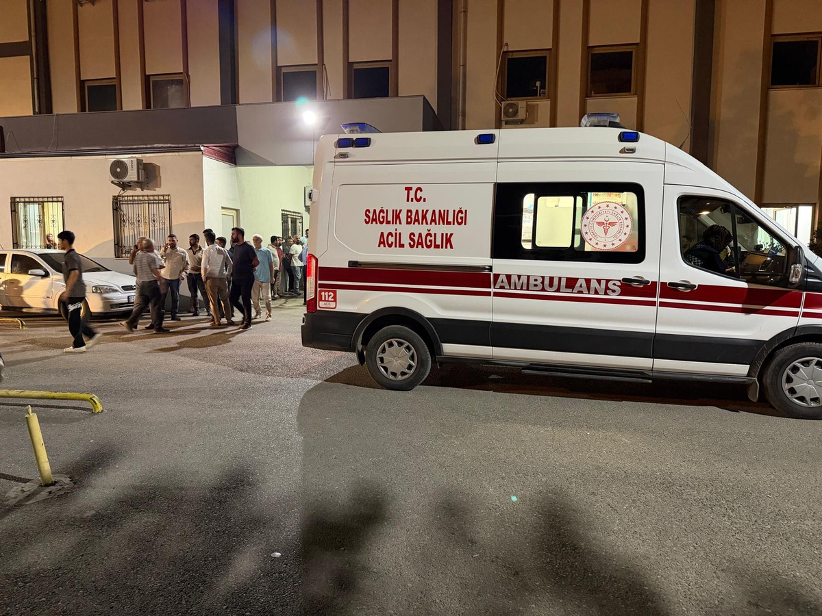 Adıyaman Kahta\'da sürücüsü kaçan otomobil yayalara çarptı, 1\'i ağır 2 kişi yaralandı