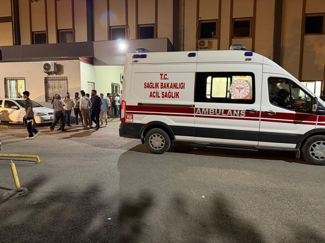 Adıyaman Kahta'da sürücüsü kaçan otomobil yayalara çarptı, 1'i ağır 2 kişi yaralandı