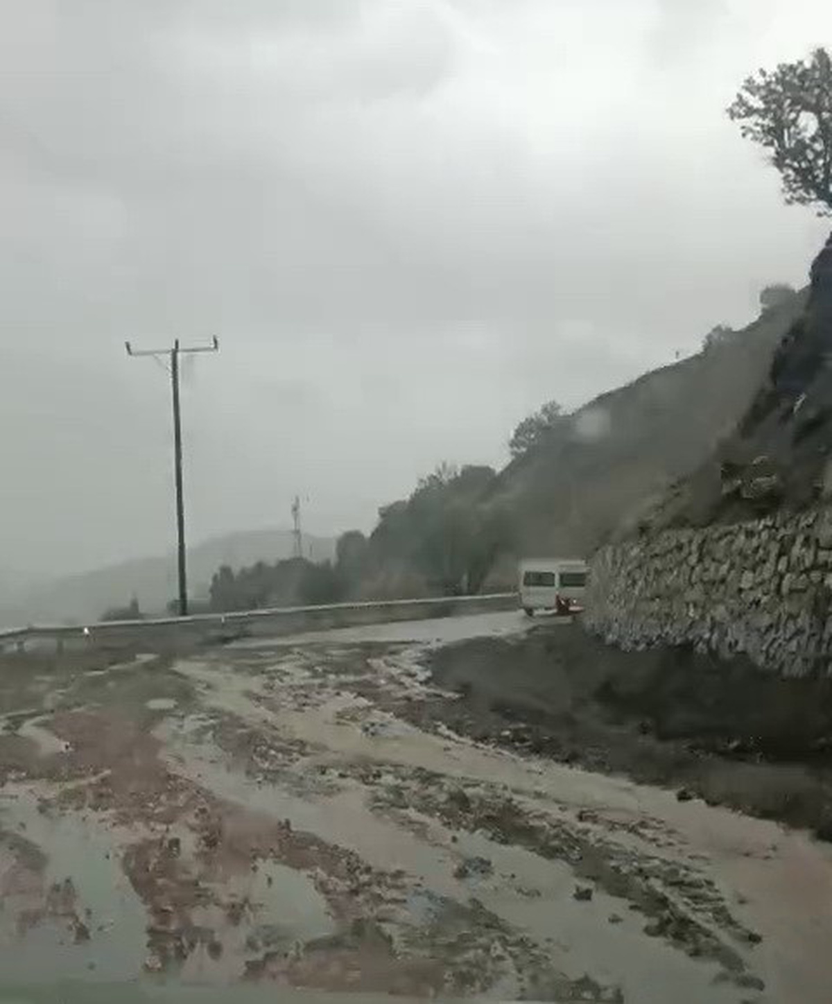 Adıyaman Sincik\'te sağanak yağış etkisini artırdı, yollar sürücülere zorluk çıkardı