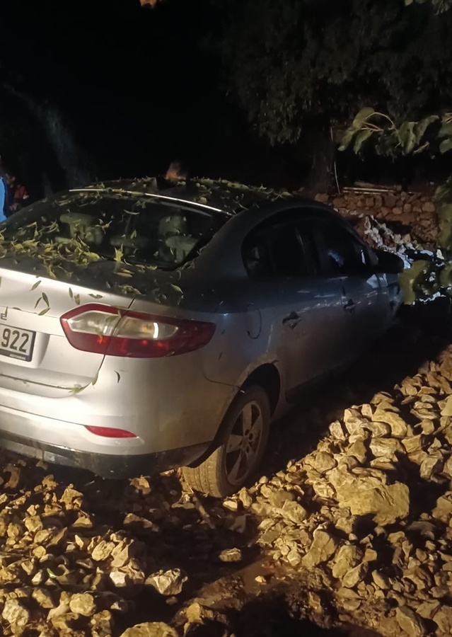 Adıyaman Tut Akçatepe'de sel sonrası heyelan park halindeki otomobile zarar verdi