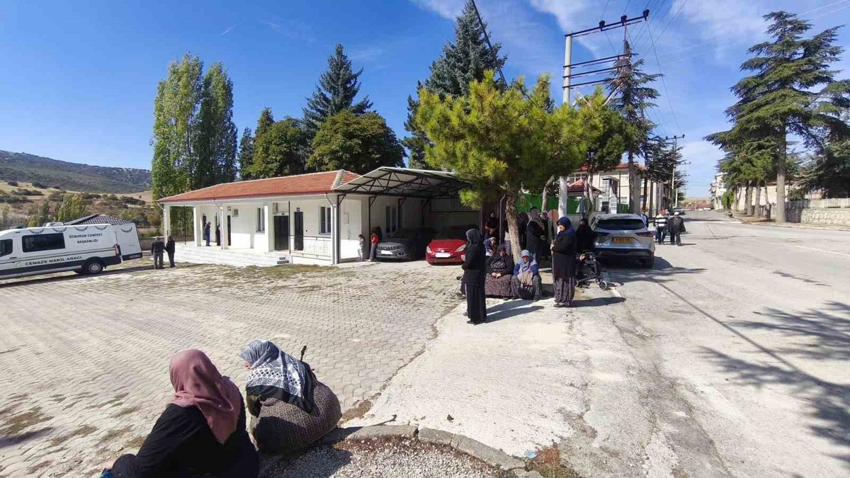 Bolvadin Özburun\'da iki araç cenaze cemaatinin gölgelik alana girişini engelledi