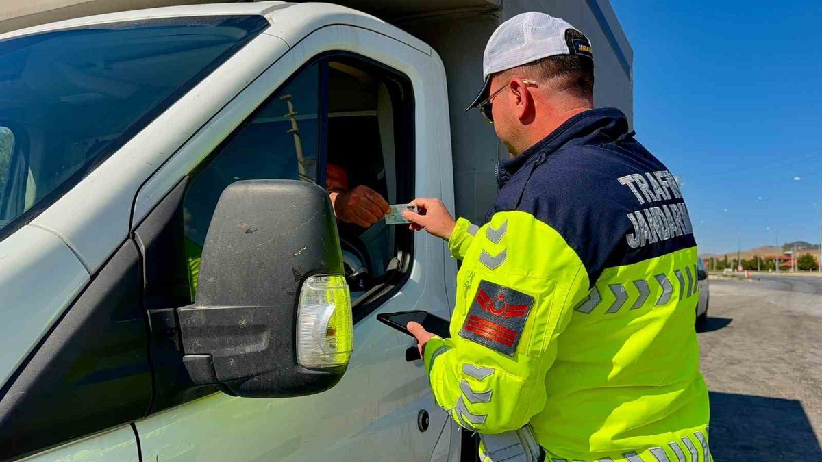 Bolvadin\'de jandarma trafik ekipleri karayollarında kesintisiz denetim yapıyor