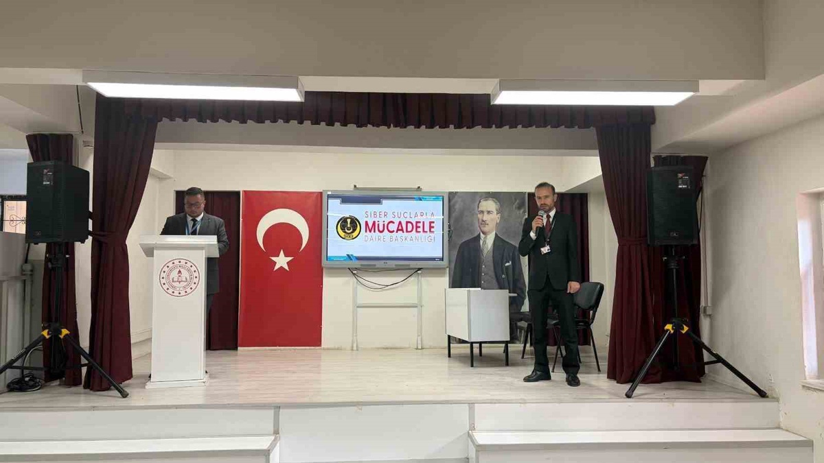 Afyonkarahisar\'da 6 ilçede 715 öğrenci ve 56 öğretmene siber güvenlik eğitimi verildi